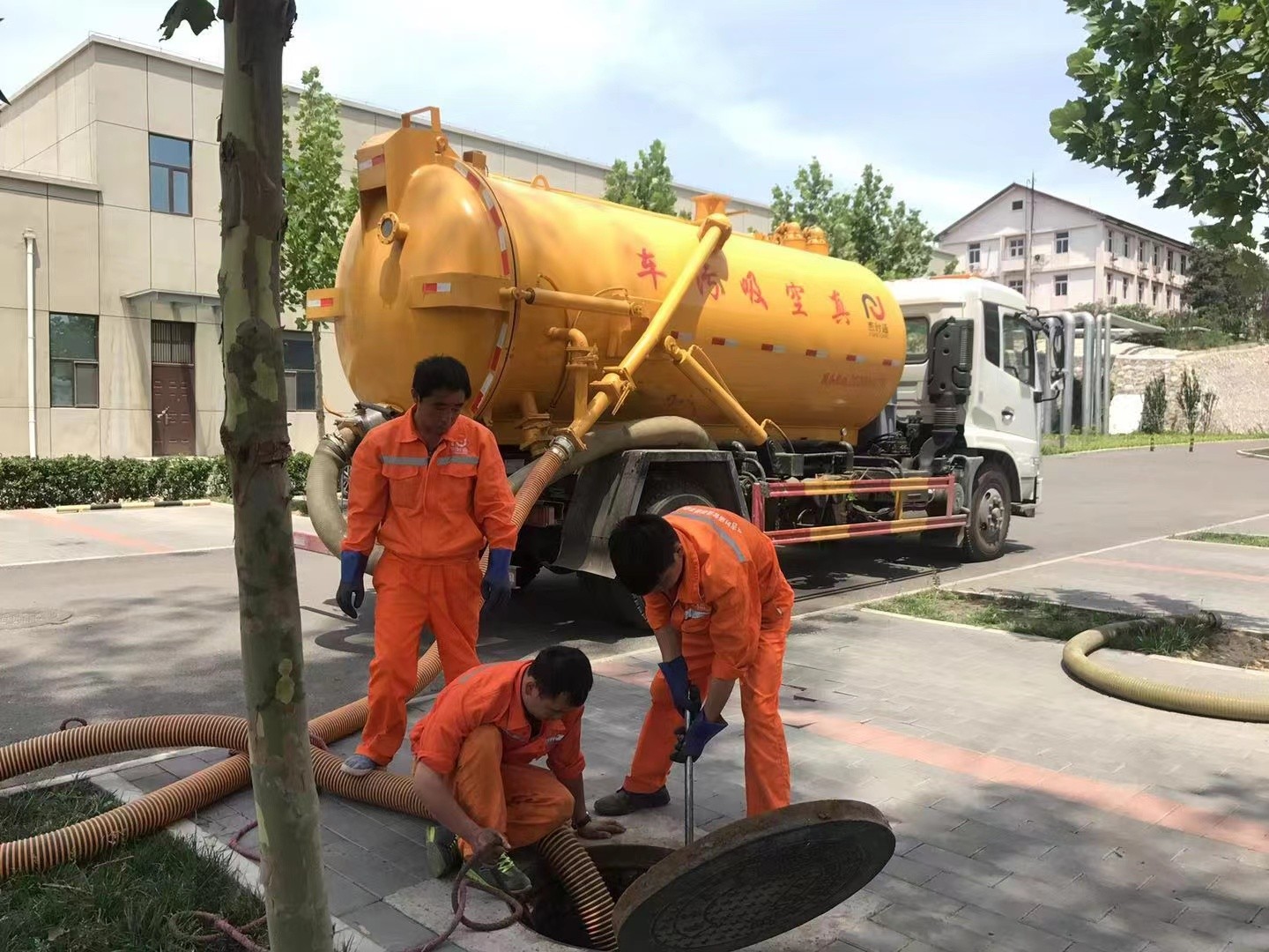 长丰镇化粪池清理与5-8吨吸粪车施工效率分析